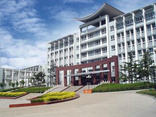 <a href='/_t372/d2/c8/c10043a185032/page.htm' target='_blank' title='晴空朗照下的北教学区教学主楼'>晴空朗照下的北教学区教学主楼</a>